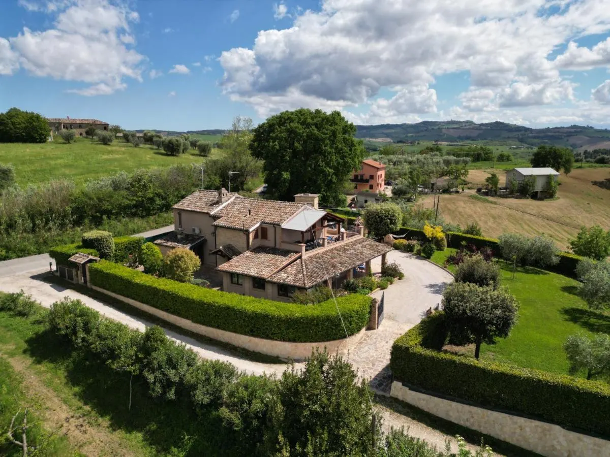 Vista aerea della villa Il Cinguettio tra colline e ulivi