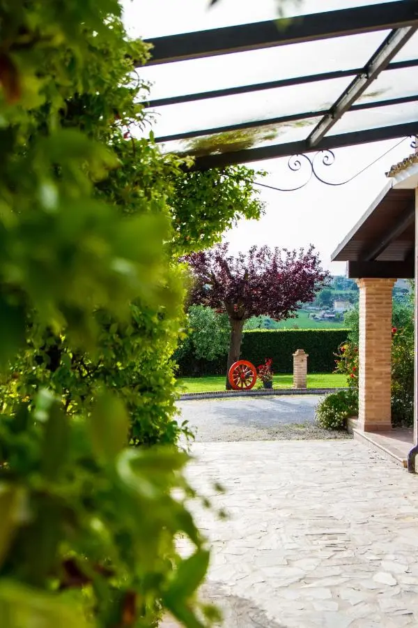 Pergolato con vista sul giardino e la ruota rossa