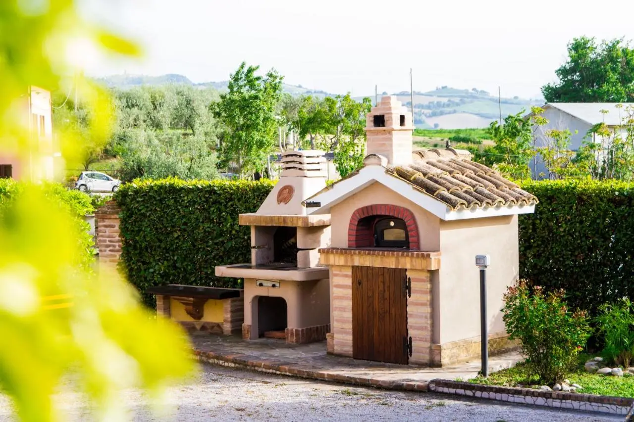 Barbecue e forno a legna in mattoni nel giardino