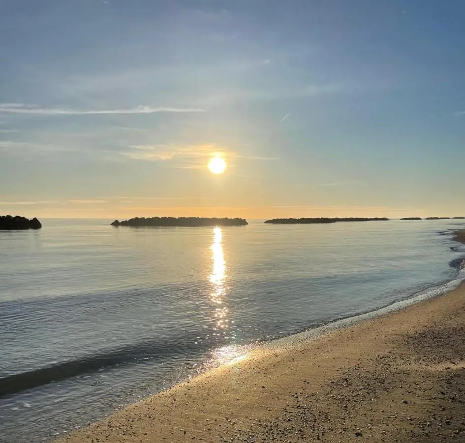 Alba sul mare Adriatico, spiaggia vicina alla villa