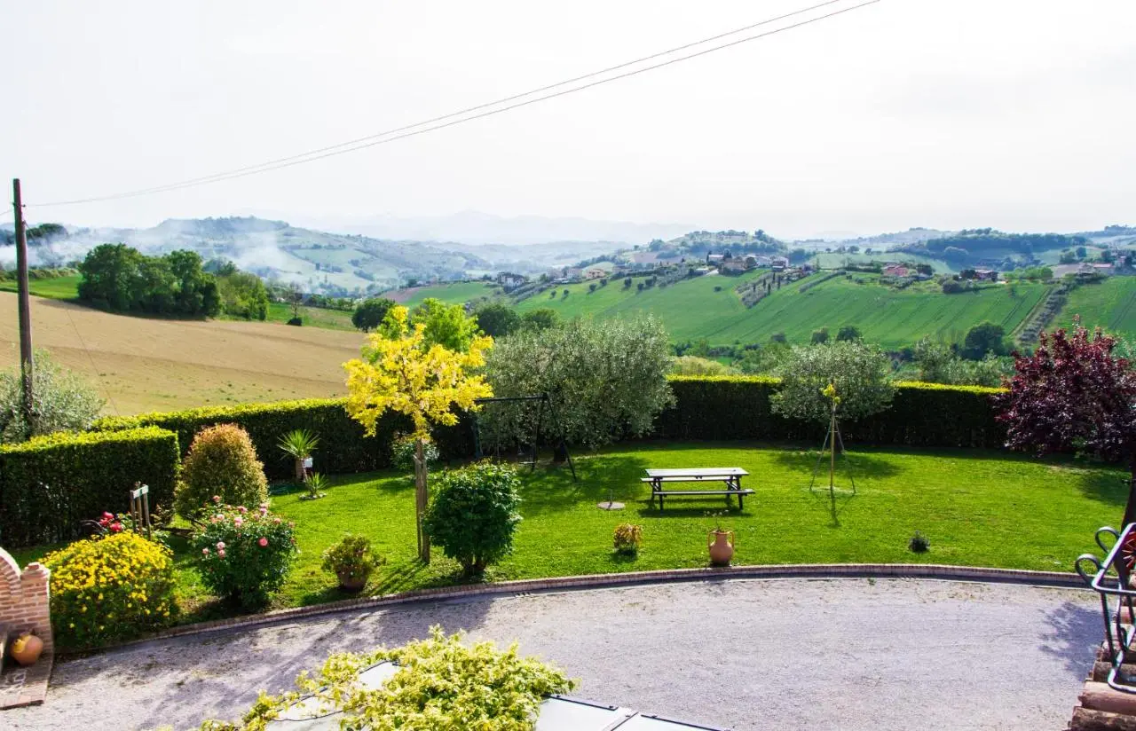 Giardino e colline marchigiane con Monti Sibillini sullo sfondo