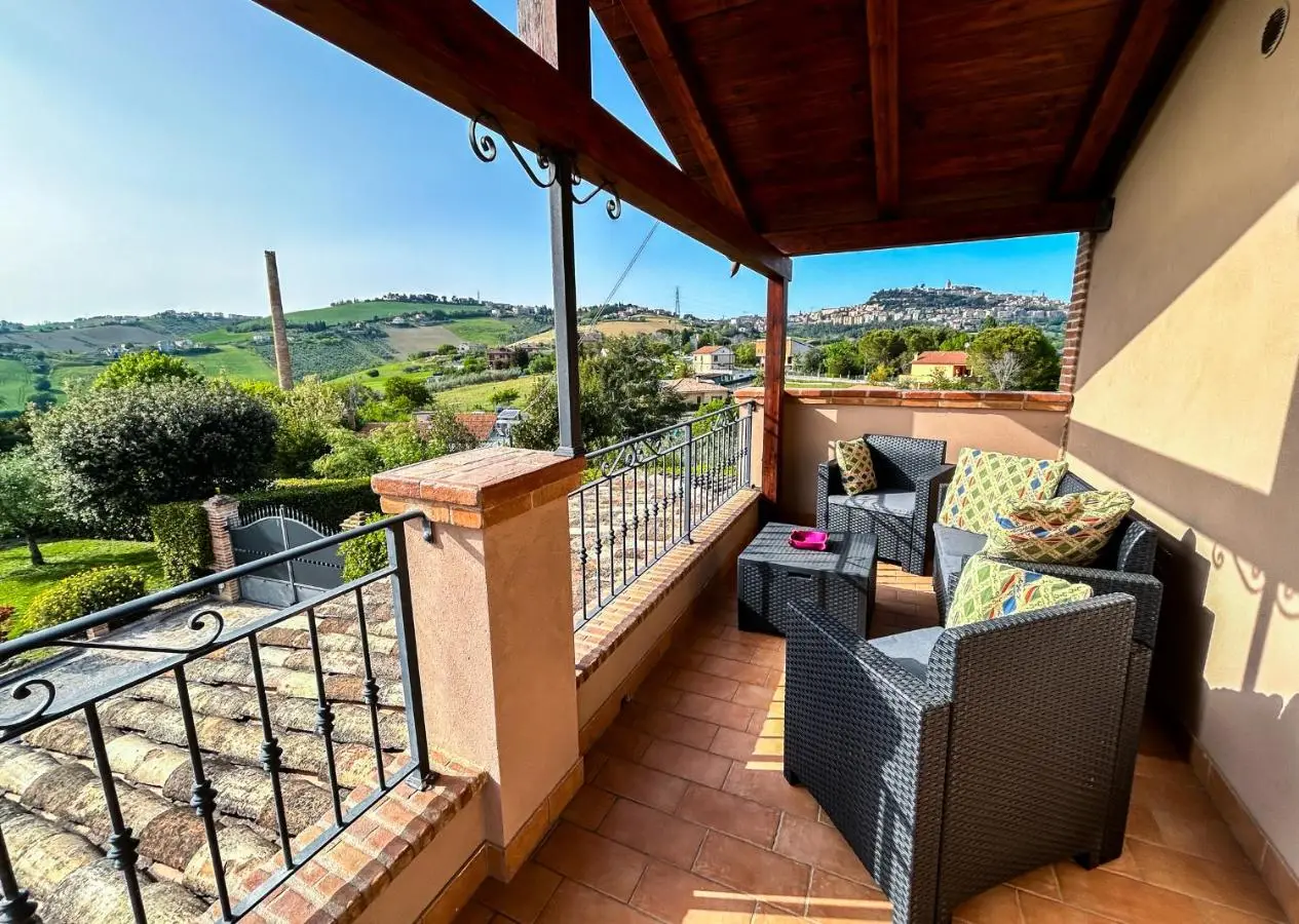 Terrazza coperta con salotto e vista su Fermo