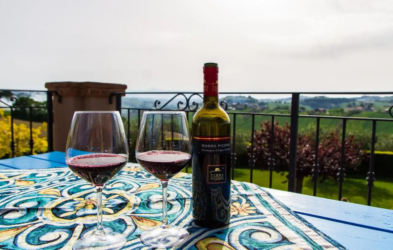 Vino Rosso Piceno sul terrazzo con vista colline