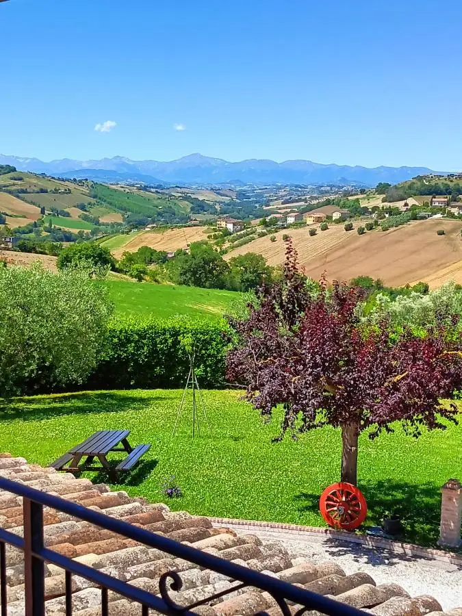 Vista dal terrazzo su colline e Monti Sibillini