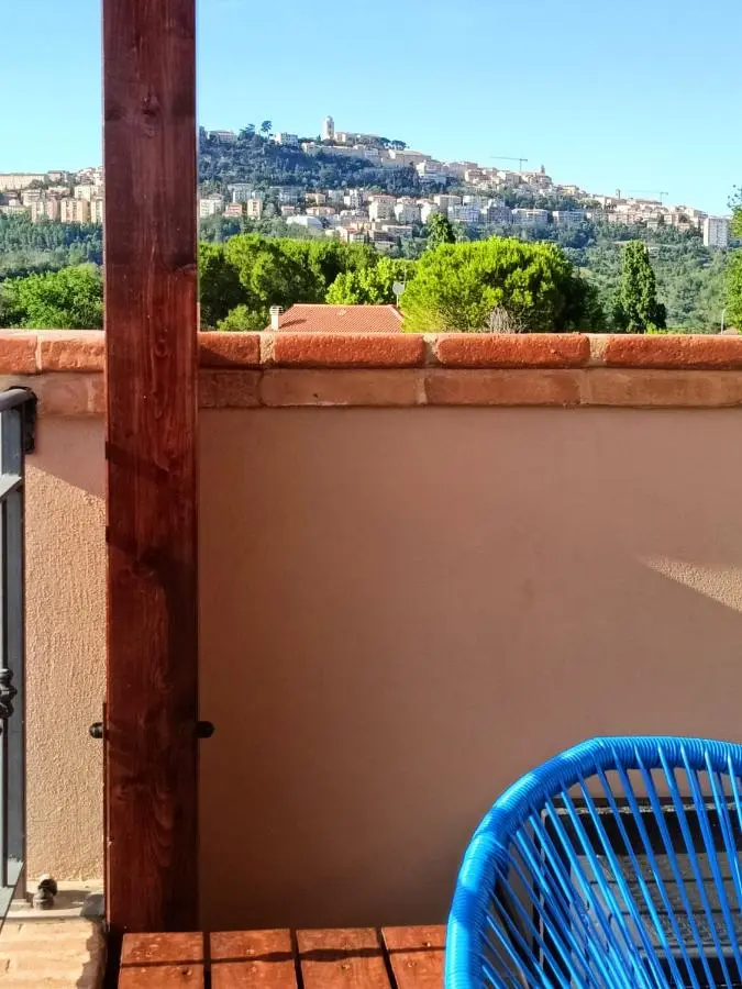 Vista di Fermo dal terrazzo con sedia blu