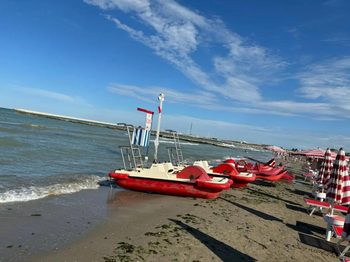 Pedalò rossi sulla spiaggia dell'Adriatico