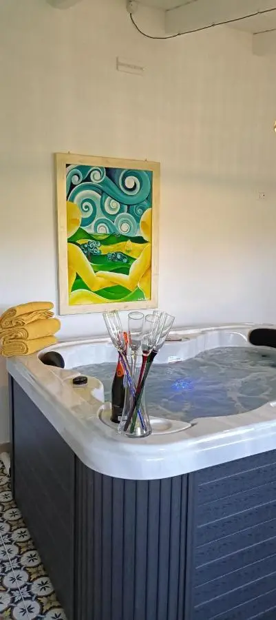 Vasca idromassaggio con calici e quadro colorato